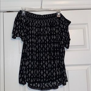 Very cute light off the shoulder top. Worn twice.
